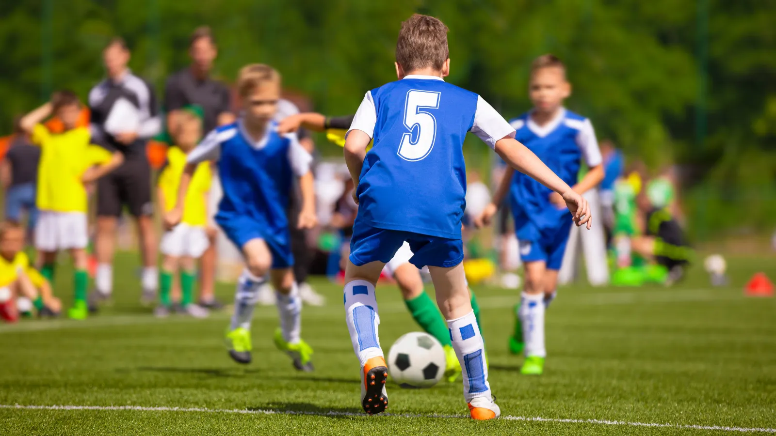 niños jugando al futbol