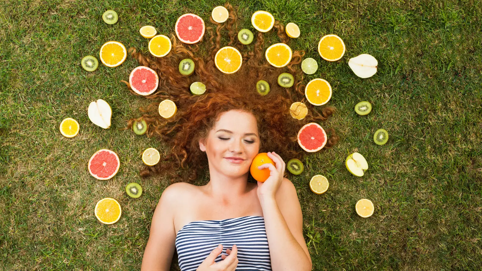Mujer en consulta de nutrición orientada a salud hormonal femenina