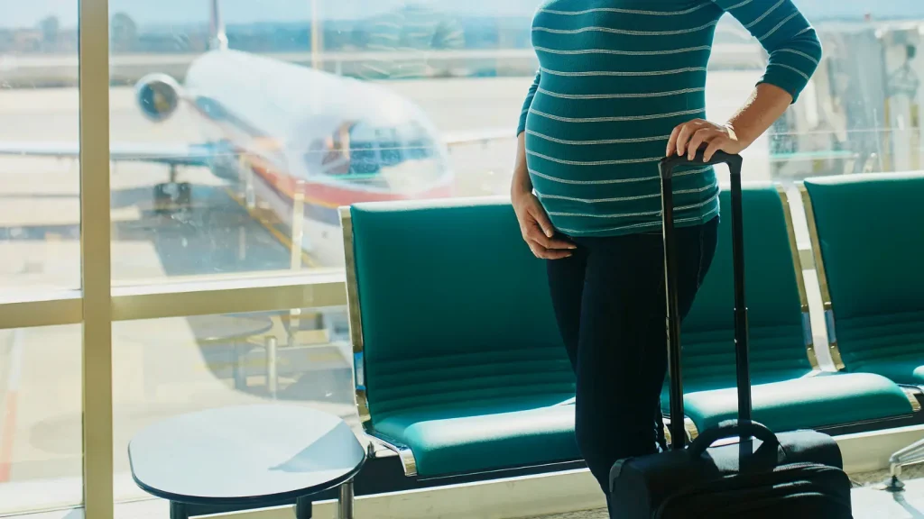 Mujer embarazada esperando un avion