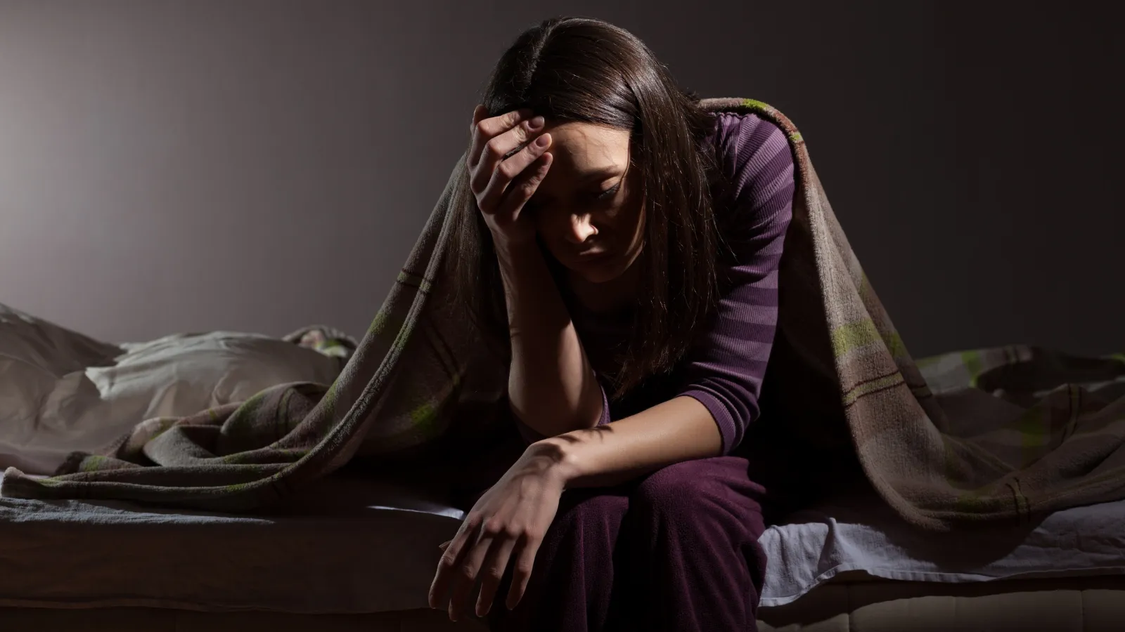 Mujer en descanso nocturno con dificultad para dormir