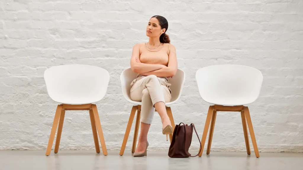 mujer sentada en una silla